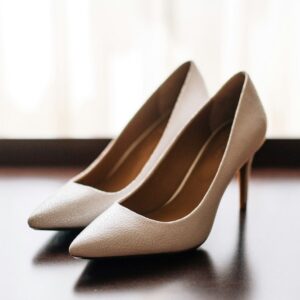 High-heeled pumps